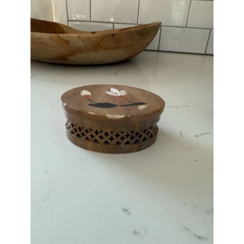 Vintage  Hand Carved Soapstone Trinket Jewelry Box Mother Of Pearl Inlay w Lid
